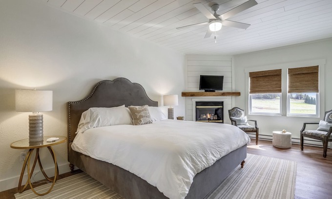 Swanton House | RM 7: Lake access, Pond view, Gas fireplace, Par-3