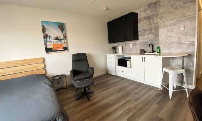 Clairmont Apartment | RNDup Urban Lofts Exec Single Room Modern and Trendy!