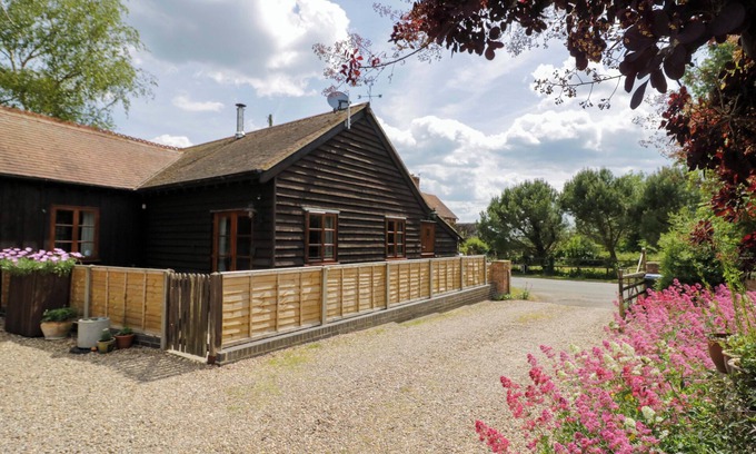 Quedgeley Cottage | ROBBIE'S BARN, pet friendly, with open fire in Stratford-Upon-Avon