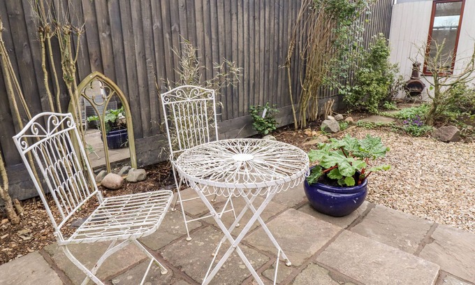 Croxton Kerrial Cottage | ROBIN'S NEST, pet friendly, with open fire in Vale Of Belvoir
