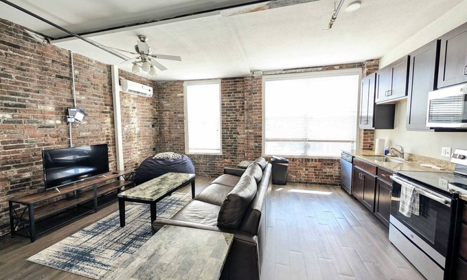 Central West End Apartment | Robust Queen Suite w/Parking- Near Barnes 202
