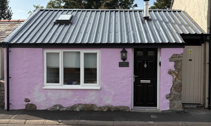 Brynsiencyn Cottage | Robyn’s Retreat – Cosy Hideaway Perfect for Explor