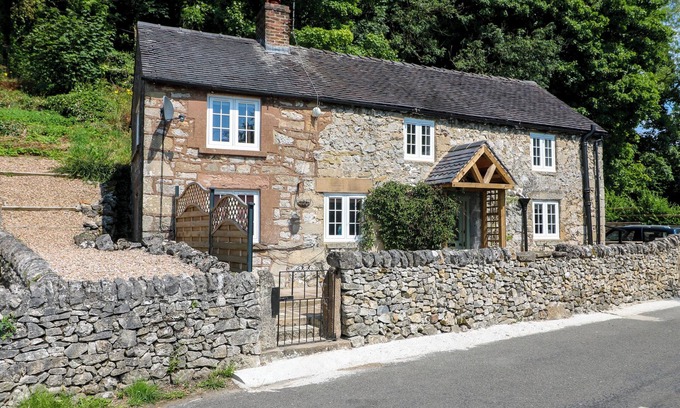 Carsington Cottage | ROCK COTTAGE, pet friendly, with a garden in Wirksworth