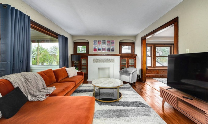Cleveland Apartment | Rock 'n' Roll Retreat ~ 15 min to Downtown ~ 8 min to Cleveland Clinic
