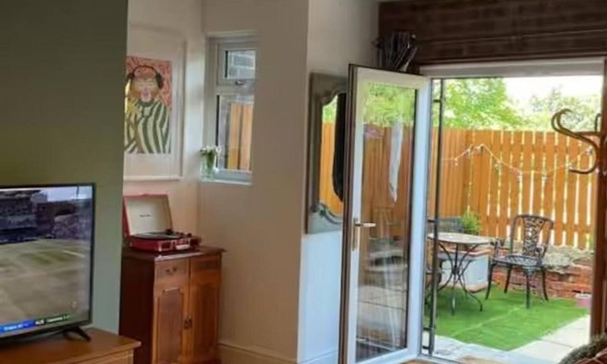 Leeds Apartment | Rock Studio - Free Parking & WiFi Near City Centre