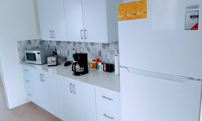Marine Gardens Cottage | Rockley*Cottage*4mins Walk to Beach! Steps away from it all!