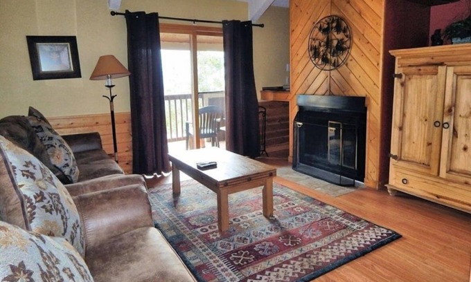 Historic District House | Rockridge Breathtaking 2BR Townhouse Ideal for Couples