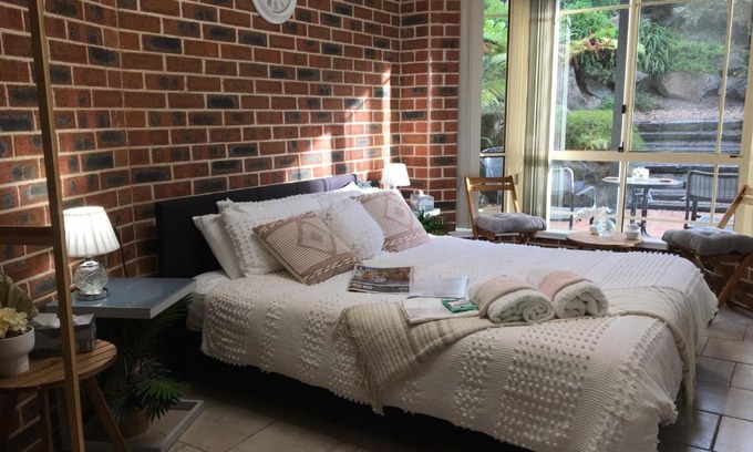 Orange East House | Rocky Rest