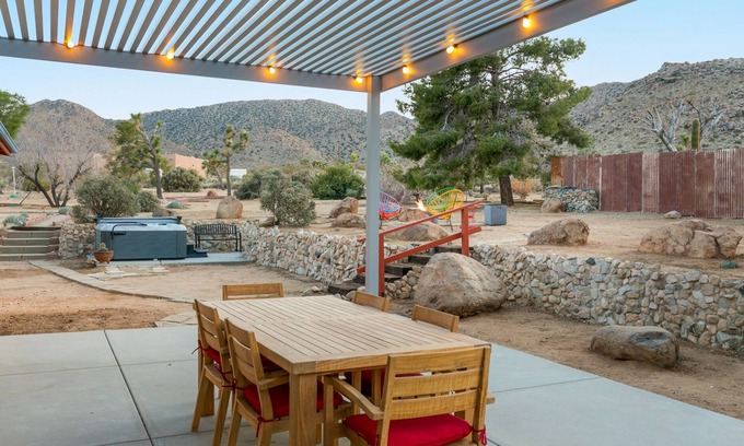 Joshua Tree Highlands House | 🌵 Rocky Ridge Retreat - Cozy & Colorful Home in Joshua Tree w/Hot Tub, Fire Pit & BBQ 🌵