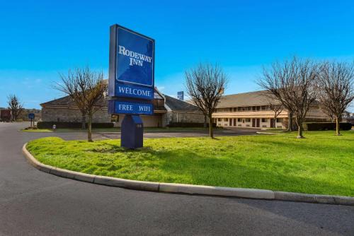 Columbus Hotel | Rodeway Inn Columbus West