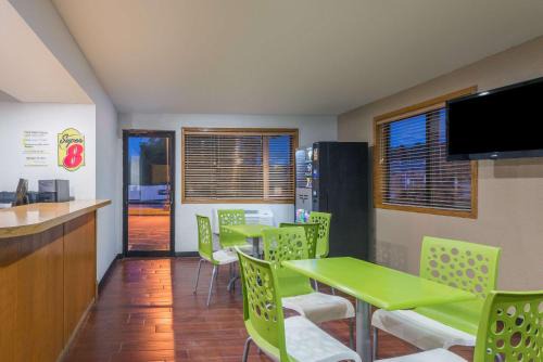 Delmont Hotel | Rodeway Inn Delmont