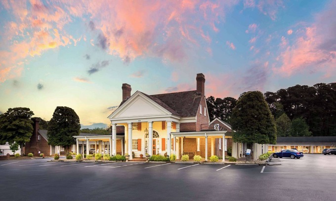 Williamsburg Hotel | Rodeway Inn Historic