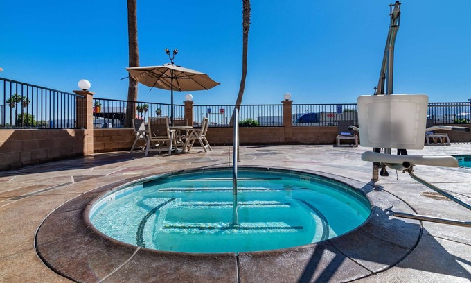 Thousand Palms Hotel | Rodeway Inn & Suites Thousand Palms - Rancho Mirage