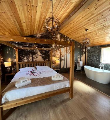 Storwood House | Roe Lodge at Owlet Hideaway - with Hot Tub, Near York