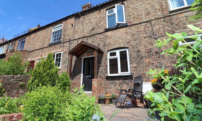 Boroughbridge Cottage | ROECLIFFE, pet friendly, with a garden in Boroughbridge