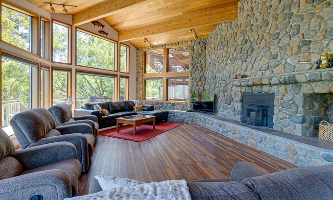 Gold Beach House | Rogue Keystone Lodge- River Front Views/Spa/Sleeps 7