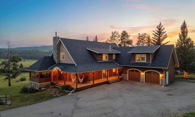 Millarville House | Rolling Hills | Rural Retreat | Sleep 15 | Hot Tub