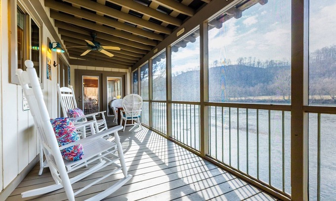 Draper Cabin | Romantic, 20 Ft from New River! 1B2B - Blue Moon