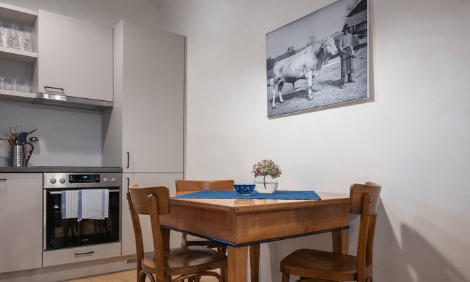 Lutzmannsburg Apartment | Romantic apartment in historic Streckhof, 1200sqm garden, wine-growing area