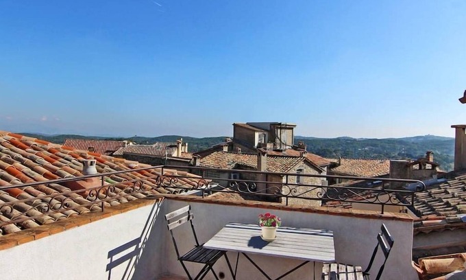Mougins Town Centre Apartment | Romantic Apartment with Private Roof Terrace