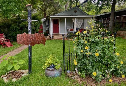 Oak Cliff House | Romantic Cottage