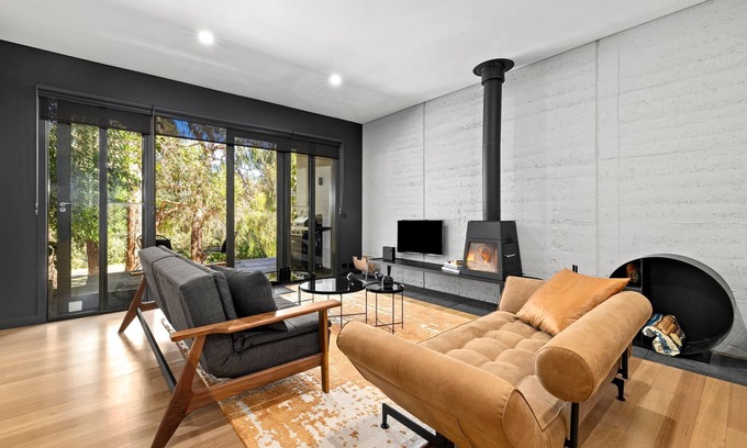 Daylesford Villa | Romantic Daylesford Lakefront: Fireplace, King Bed, Spa