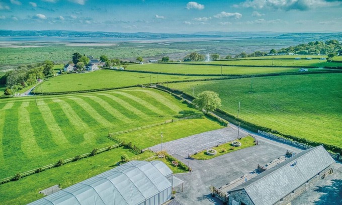 Crynant Cottage | Romantic farm Country Retreat cottage on the Gower Coastline. Pet friendly