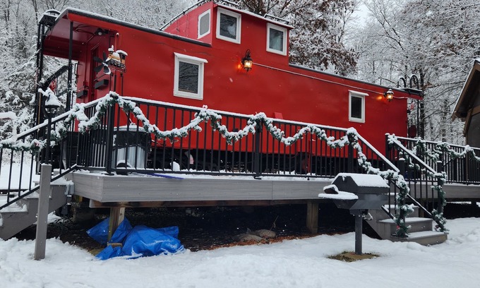 Ferryville House | Romantic Get-a-Way! 1954 Rail Road Caboose! Relaxing Hot Tub!