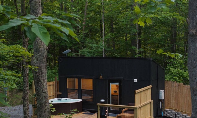 Sylva House | Romantic Getaway, Hot Tub, Fire Pit, and Near Hiking!