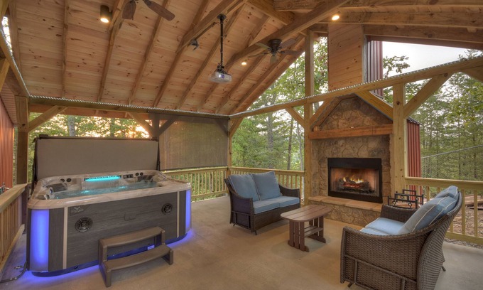 Blue Ridge Cabin | Romantic Getaway, King Bed, privateHOT TUB,Outdoor Fireplace, 1Min to downtown