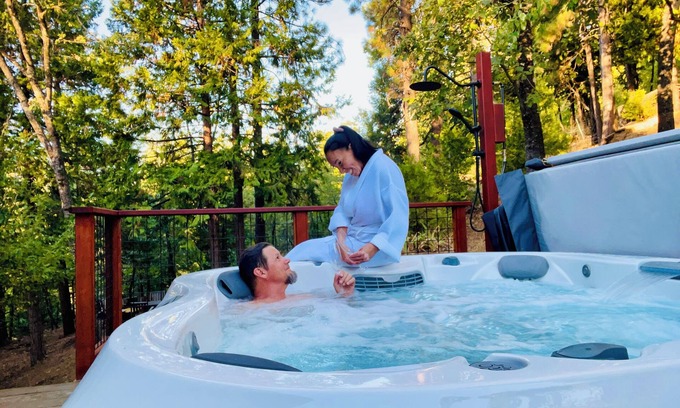 Arnold House | Romantic Getaway Near Lakes + Private Hot Tub