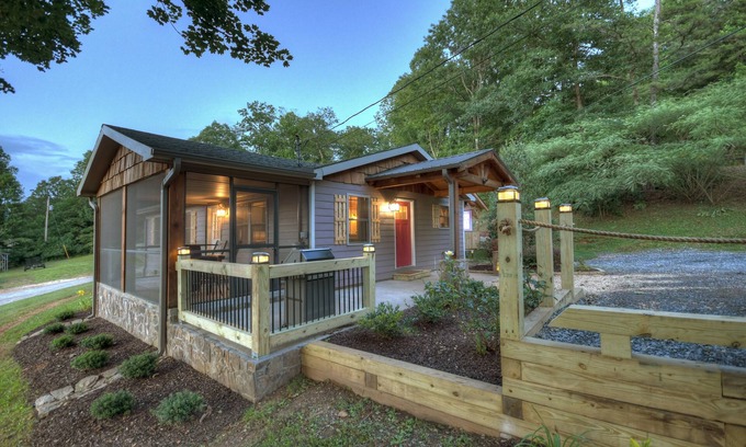 Blue Ridge Cabin | Romantic getaway, Outdoor MOVIES, fireplace,Hot Tub, KING BED, 1mile Downtown