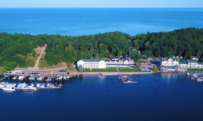 Onekama Apartment | Romantic Hideaway – 2 kayaks included, Stroll to Lake Michigan