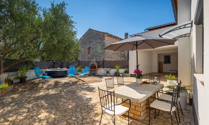 Mali Vareski House | Romantic holiday home with jacuzzi, BBQ, WiFi