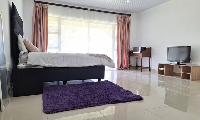 Port Edward Apartment | Romantic Massive room/studio 5 min walk to the beach!
