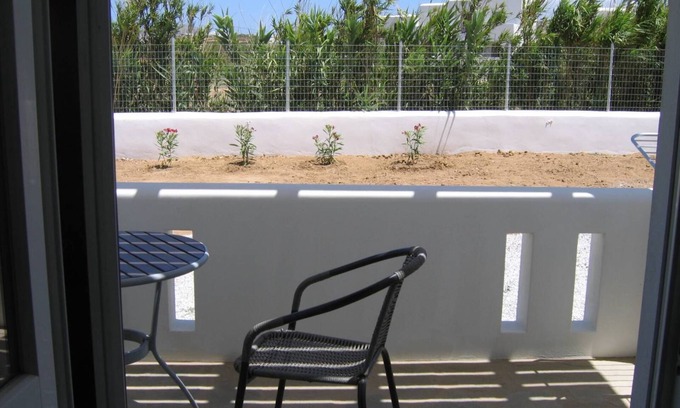 Plaka Apartment | Romantic modern studio D on the ground floor - 2 min. from Plaka beach, Naxos