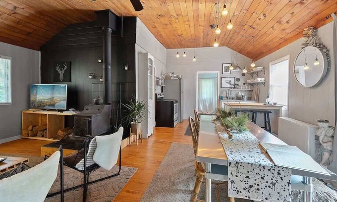 Pocono Pines House | Romantic Pet-Friendly Bungalow