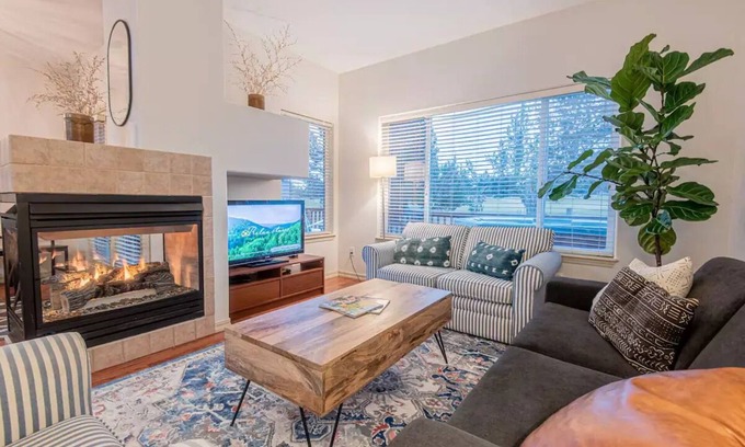 Redmond House | Romantic Resort Home Private Jacuzzi + Plush Robes