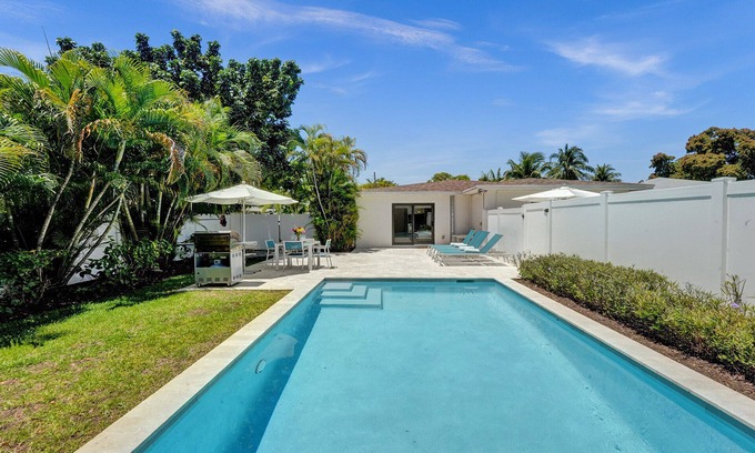 Lake Ridge House | Romantic Retreat w/Private Pool. Near Las Olas