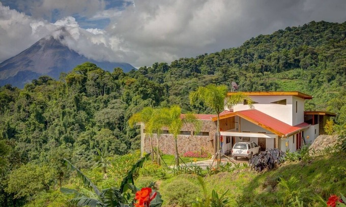 La Fortuna House | Romantic Retreat Volcano View! River Trail!