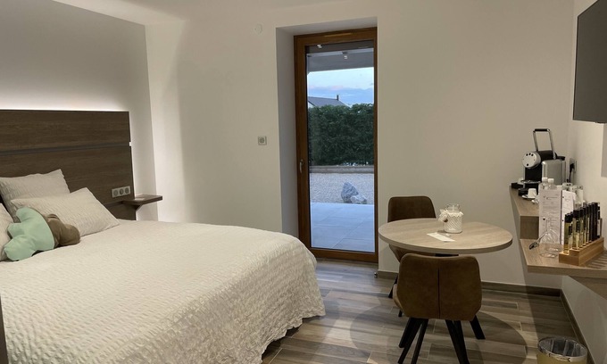 Roye Bed & Breakfast | Romantic room with outdoor Jacuzzi, comfort and luxury Brin du Jour