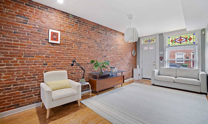 Canton House | Romantic Rowhome, pet friendly + 6 minutes walk from Patterson Park