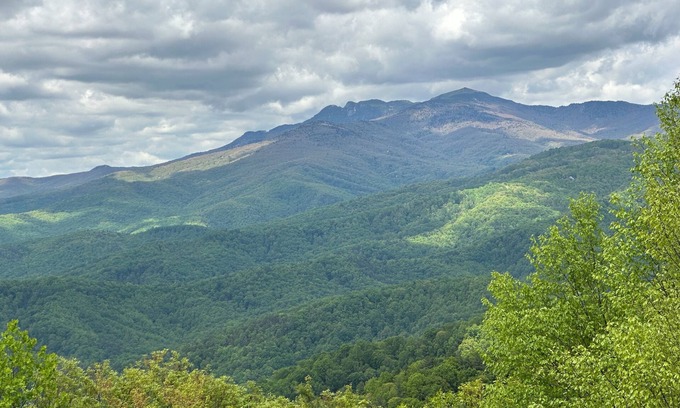 Apple Ridge Cottage | Romantic & Secluded! Blowing Rock, Views, Hot tub - The Secret Shack