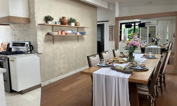 North Long Beach House | Romantic style El y Ella home. nCozy family- sized . .