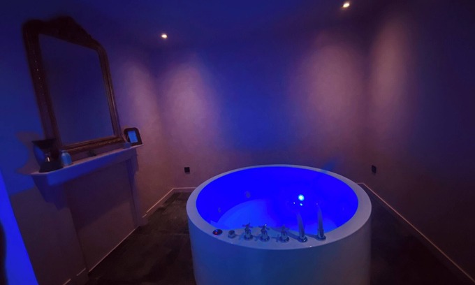 Sainte-Eusoye Apartment | Romantic Suite "Love Room" with Jacuzzi