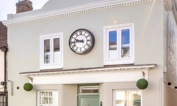 Midhurst House | Romantic Townhouse in Historic Market Town