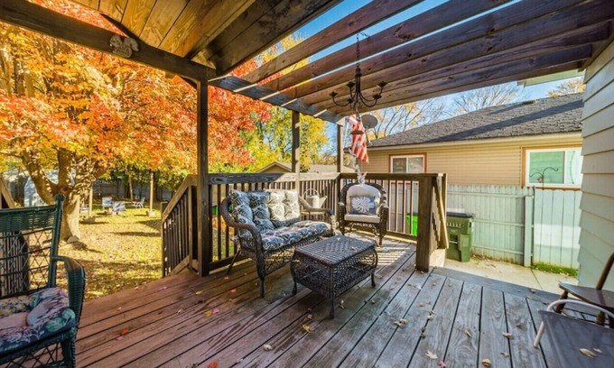 Barberton House | Romantic West Side Cottage, 2/2 sleeps 6-8.
