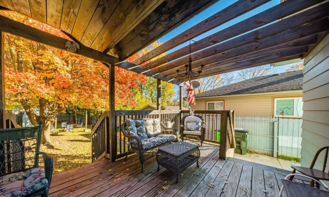 Barberton House | Romantic West Side Cottage, Barberton / Akron