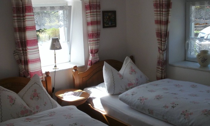 Helmbrechts Apartment | Romantisch gelegenes Ferienhaus mit Feuerstelle und Saunahaus