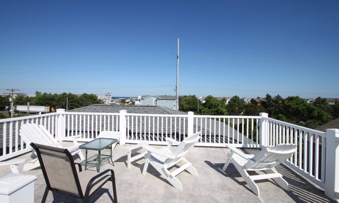 Sandpiper Pines House | Roof Top Deck & Spacious Contemporary Home 3 Blocks to the Beach w/Free Golf, Water Park and More!
